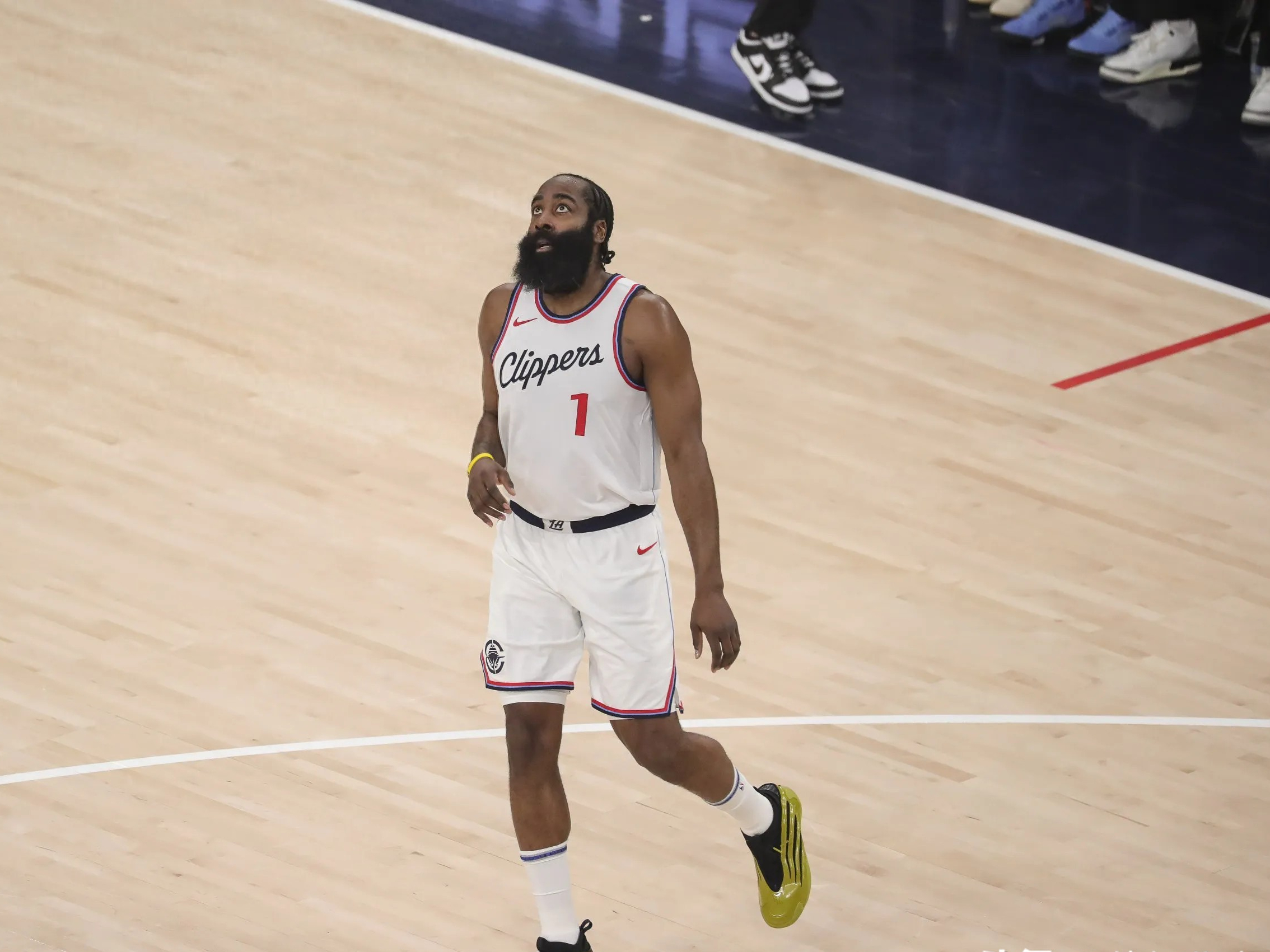 加时末段NBA季后赛焦点战，广东宏远更衣室发声，更衣室稳定，临场指挥获称赞的简单介绍